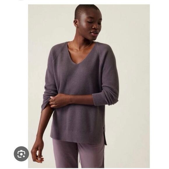 Athleta Hanover Refined‎ V-Neck Sweater Fine Merino Wool Dusk Violet Sz Small - Picture 1 of 10